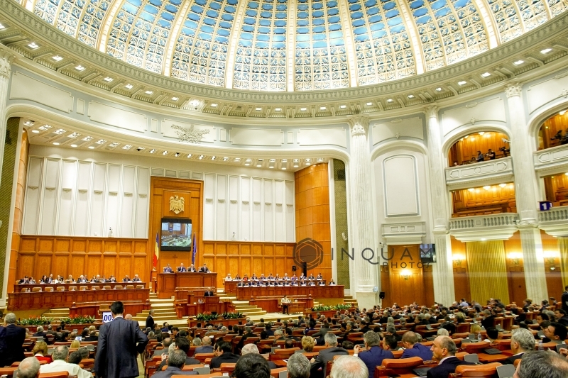 Şedinţa solemnă dedicată împlinirii a 27 de ani de la Revoluţia din 1989 a început. Deputaţii au ţinut un moment de reculegere