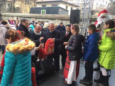 REPORTAJ: Vin fiert, jumări şi şorici la petrecerea de Crăciun a PSD. Liderii social-democraţi au încins o horă FOTO, VIDEO