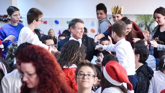 Iohannis a vizitat înainte de Crăciun un centru pentru copii cu dizabilităţi din Bucureşti. FOTO. VIDEO
