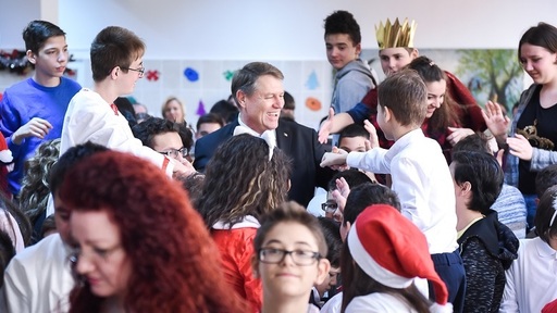 Iohannis a vizitat înainte de Crăciun un centru pentru copii cu dizabilităţi din Bucureşti. FOTO. VIDEO