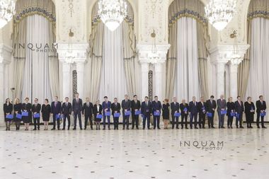 Ceremonia de depunere a jurământului de către noul Guvern s-a încheiat. Viorel Ştefan şi Olguţa Vasilescu au uitat să jure cu mâna pe Biblie
