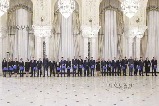 Ceremonia de depunere a jurământului de către noul Guvern s-a încheiat. Viorel Ştefan şi Olguţa Vasilescu au uitat să jure cu mâna pe Biblie