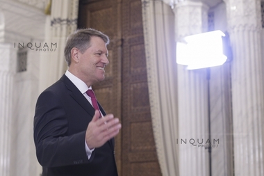Iohannis: Aştept să îmi spuneţi cum veţi ajunge la deficit de 3% şi la scăderi de impozite. Trebuie să livraţi ceea ce aţi promis. Către Dragnea: Aflarăm că sunteţi singurul care ştie programul de guvernare din scoarţă în scoarţă; învăţaţi-i şi pe ei!