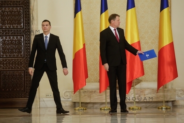 REPORTAJ: Atipica ceremonie în trei acte de la Cotroceni. Iohannis a ironizat programul de guvernare, l-a "înţepat" pe Dragnea, apoi s-a pozat cu Guvernul. FOTO