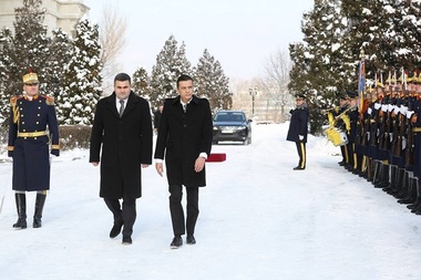 Premierul anunţă pe Facebook că a fost la MApN pentru a discuta cu Leş programele prioritare ale Armatei