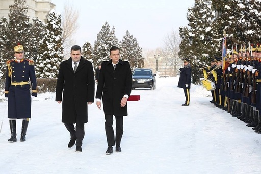 Premierul anunţă pe Facebook că a fost la MApN pentru a discuta cu Leş programele prioritare ale Armatei
