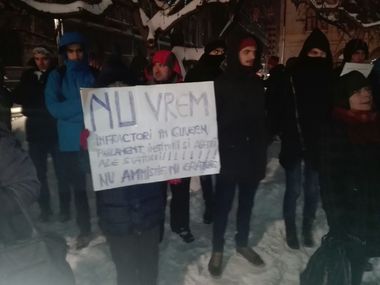 REPORTAJ: Protest "Victor Ciorbea, eşti demis!" în Piaţa Universităţii - Circa două sute de oameni au scandat: "Avocatul hoţilor şi al mafioţilor" - VIDEO