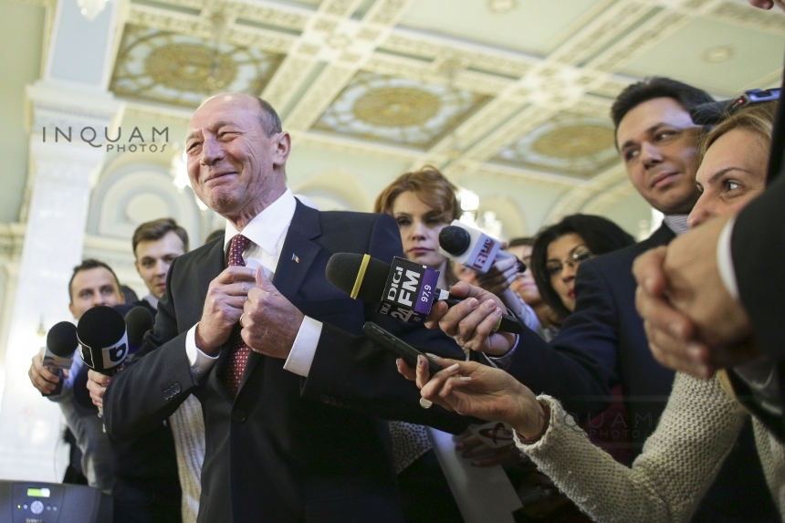 Băsescu: Este o luptă crâncenă între magistraţi şi politicieni, miza fiind puterea; singura soluţie - un dialog cinstit