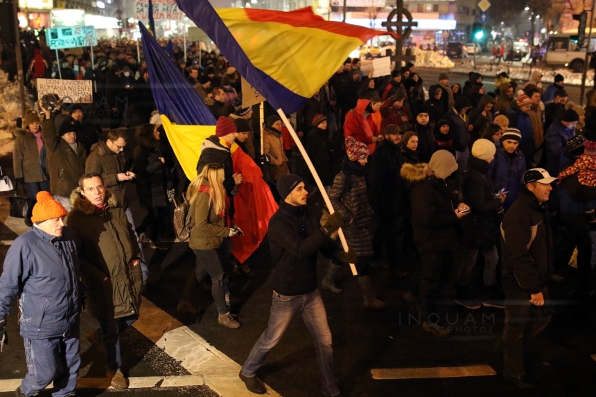 Protestatarii din Piaţa Victoriei au plecat în marş spre sediul PSD din Kiseleff