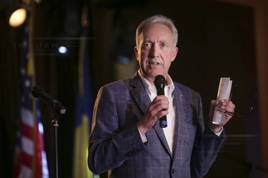 Hans Klemm se întâlneşte marţi la Galaţi cu oameni de afaceri şi vizitează o bibliotecă cu un stand dedicat literaturii americane