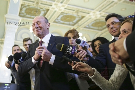 Băsescu: Nu suntem în remorca PNL, dar PMP va semna moţiunea de cenzură