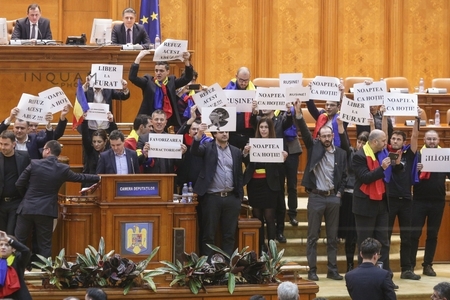 Deputaţii USR au făcut zid în faţa prezidiului Camerei Deputaţilor, protestând faţă de PSD şi a Guvern. În replică, deputaţii PSD i-au huiduit. VIDEO, FOTO
