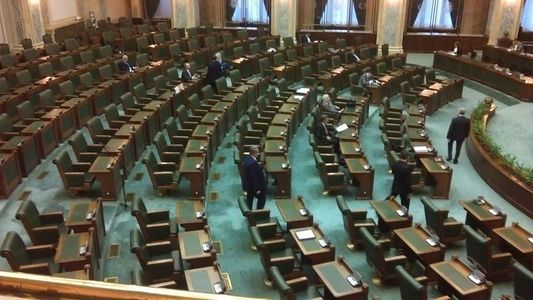 Protest al parlamentarilor PNL şi USR în plenul Senatului - VIDEO