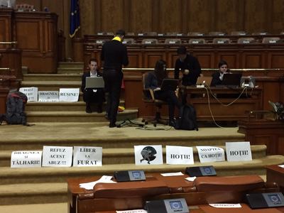 Şase parlamentari USR au înnoptat în plenul Camerei Deputaţilor. Drulă: Continuăm protestul cât va fi nevoie
