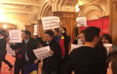 Protest USR şi PNL în faţa sălii unde are loc şedinţa PSD - VIDEO