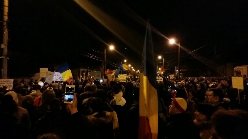 Peste 40.000 de oameni au strigat numele preşedintelui Iohannis, în faţa casei acestuia din Sibiu