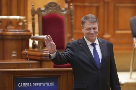 Iohannis în Parlament: Grija primă a fost să vă ocupaţi de dosarele penalilor. PSD a părăsit sala. Iohannis: Aţi obosit deja? Ghinion! Dacă PSD nu rezolvă criza, convoc consultări. Final de discurs: Să păstrăm ţara curată pentru viitorul României. VIDEO