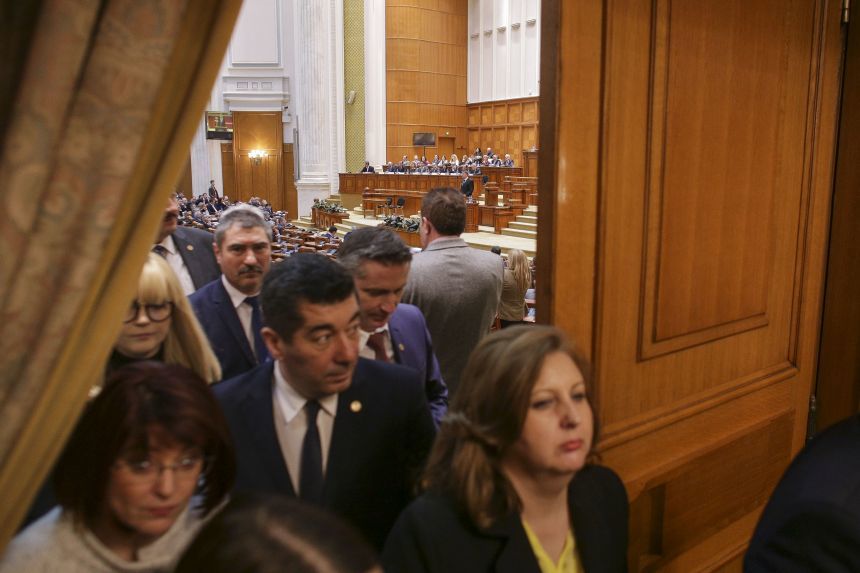 Parlamentarii PSD au părăsit sala de plen. Iohannis: Aţi obosit deja? Ghinion!. VIDEO