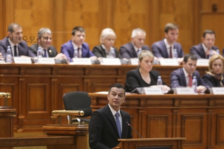 Parlamentul dezbate şi votează prima moţiune de cenzură împotriva Guvernului Grindeanu, iniţiată de PNL-USR şi susţinută de PMP. Opoziţiei îi lipsesc 65 de voturi