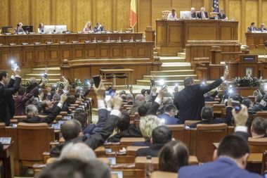 Parlamentul a dezbătut moţiunea de cenzură PNL-USR împotriva Guvernului. Grindeanu: Am înţeles emoţia şi supărarea provocate de OUG 13. Nu voi mai accepta astfel de iniţiative. UPDATE