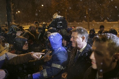 Iohannis, după ce s-a întâlnit cu protestatarii de la Cotroceni: Înţeleg să îmi exercit mandatul de preşedinte ascultând vocea tuturor românilor, indiferent de opţiunile lor