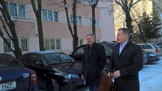 Fostul preşedinte al Camerei Deputaţilor Valeriu Zgonea a ieşit de la DNA după aproape trei ore de audieri; el este acuzat de trafic de influenţă