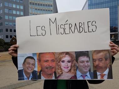 Un grup de români a protestat la Bruxelles în timpul vizitei premierului Grindeanu la instituţii europene. VIDEO