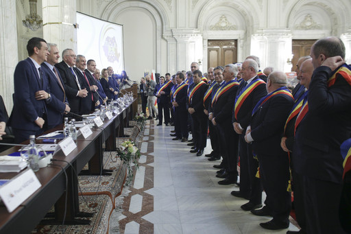 Grindeanu, către primari: La Palatul Victoria se mai întâmplă şi alte lucruri decât proteste, noi lucrăm. Vă aştept