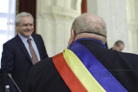 REPORTAJ: Primarii de comune au cerut Guvernului pensii şi salarii mai mari: "Avem primari care nu-şi pot plăti avocaţii". Dragnea şi Grindeanu le-au promis bani, apoi au făcut poze, în colţuri diferite. FOTO. VIDEO.