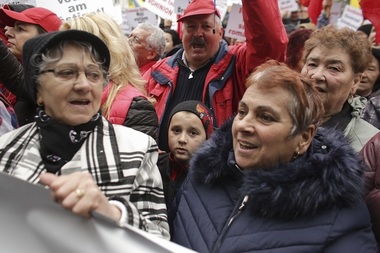 Aproximativ 5.000 de membri şi simpatizanţi ai PSD, la un miting organizat de PSD Dâmboviţa la Târgovişte. FOTO. VIDEO