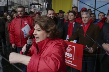 Liderii PSD prezenţi la mitingul de la Târgovişte au transmis de pe o scenă amenajată în centrul oraşului mesaje de susţinere pentru guvernul Grindeanu şi pentru Dragnea