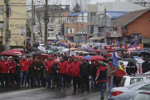 Miting pro-guvernamental la Târgovişte: Organizatorii spun că au participat 12.000 de persoane. Liderii PSD au transmis mesaje de susţinere pentru guvernul Grindeanu şi pentru Dragnea. FOTO, VIDEO