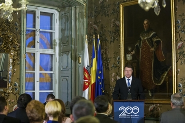 Preşedintele Klaus Iohannis, aplaudat de aproximativ 30 de sibieni la ieşirea din Muzeul Naţional Brukenthal. VIDEO