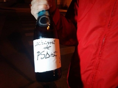 Protest în faţa Prefecturii Alba, unde s-a cerut demisia Guvernului şi a fost lansată o  şampanie cu eticheta "lacrimi de PSDist" - FOTO
