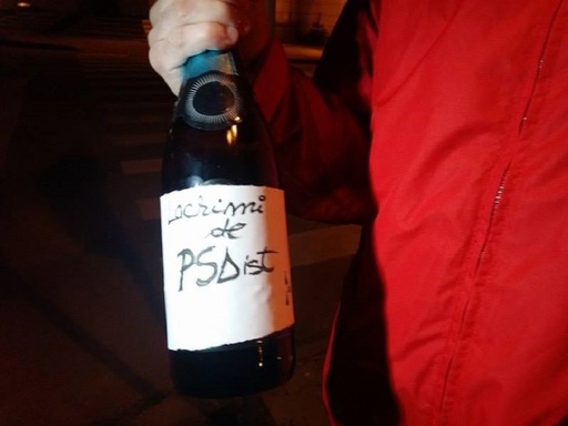 Protest în faţa Prefecturii Alba, unde s-a cerut demisia Guvernului şi a fost lansată o  şampanie cu eticheta "lacrimi de PSDist" - FOTO