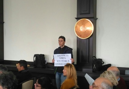 Protest inedit în cadrul şedinţei CJ Constanţa faţă de consilierul Sabrina Nedelcu, cea care i-a numit pe protestatari “putori”
