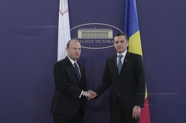 Premierul Grindeanu l-a primit pe omologul maltez, în huiduielile protestatarilor din Piaţa Victoriei. VIDEO