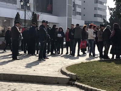 Premierul Grindeanu, în vizită de lucru la Buzău; câteva zeci de comercianţi l-au aşteptat nemulţumiţi că primarul vrea să desfiinţeze un centru comercial - FOTO