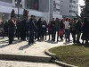 Premierul Grindeanu, în vizită de lucru la Buzău; câteva zeci de comercianţi l-au aşteptat nemulţumiţi că primarul vrea să desfiinţeze un centru comercial - FOTO