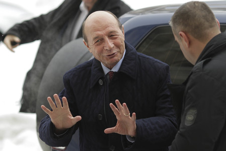 Băsescu s-a contrazis pe Facebook pe tema numărului de membri ai formaţiei ABBA: "Eu am băut doar apă, dar tu?"