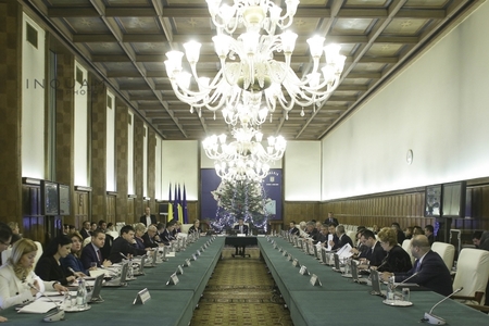 Guvernul analizează, în şedinţa de Guvern, acordarea unui sprijin financiar fostului preşedinte Emil Constantinescu