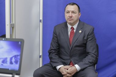 Deputatul PSD Cătălin Rădulescu, despre prostestatarii din Piaţa Victoriei: Ar trebui alungaţi cu tunurile cu apă. El mai spune că şi-a păstrat mitraliera cu care a tras la revoluţie şi că e pregătit să o folosească