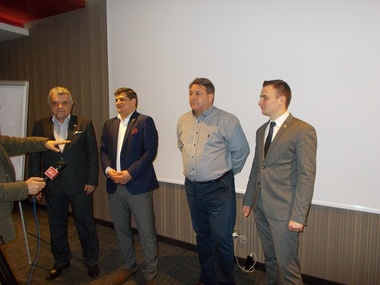 Partidul Forţa Naţională şi Partidul România Unită se reunesc într-un pol naţionalist. Ponta salută acest demers, considerând că era nevoie de un partid "cu adevărat naţionalist"