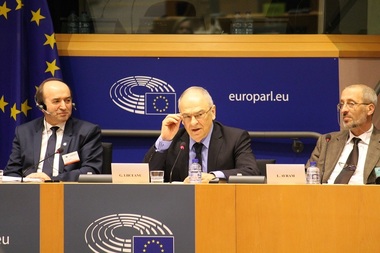 REPORTAJ: Protestele antiguvernamentale din România prezentate în Parlamentul
European din mai multe perspective: a jurnaliştilor, a ministrului Justiţiei şi a
protestatarilor