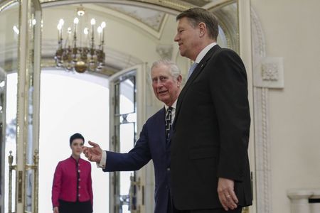 Iohannis, Prinţului Charles la ceremonia de decorare a acestuia: Eu şi întreaga naţiune română vă suntem profund recunoscători - GALERIE FOTO