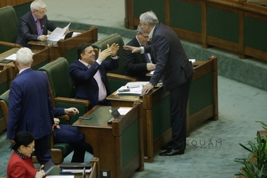 Şerban Nicolae: Goţiu, care doarme în plen şi al cărui şef de partid îşi exhibă secreţiile pe cămaşă, spune minciuni. Credeam că cei şapte ani de acasă se prezumă