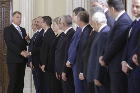 UPDATE - Graţiela Gavrilescu şi Viorel Ilie au depus jurământul ca membri ai Guvernului, la Palatul Cotroceni. Preşedintele Iohannis nu a avut niciun mesaj public la ceremonie. FOTO