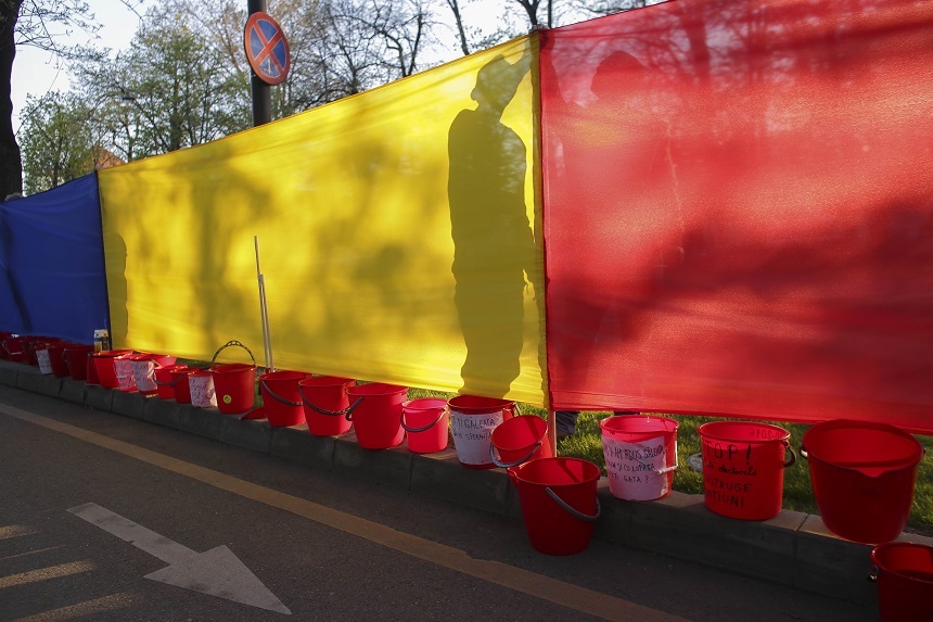 Protest la sediul PSD, cu găleţi roşii pe care scrie "PSD, ia-ţi mita înapoi!" şi "Găleată, găletuşă, vrem PSD-ul pe tuşă". FOTO