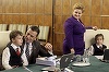 Scaunele miniştrilor, ocupate de elevi veniţi în vizită la Palatul Victoria. Un copil a folosit una dintre afirmaţiile ministrului Daea şi a fost aplaudat. FOTO / VIDEO