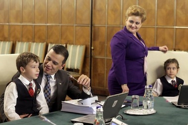 Scaunele miniştrilor, ocupate de elevi veniţi în vizită la Palatul Victoria. Un copil a folosit una dintre afirmaţiile ministrului Daea şi a fost aplaudat. FOTO / VIDEO
